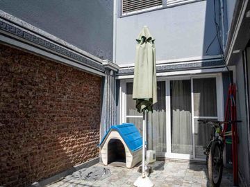 Venta casa 4 dormitorios  en Versalles, con pileta