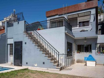 Venta casa 4 dormitorios  en Versalles, con pileta