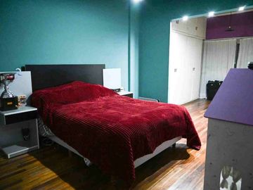 Venta casa 4 dormitorios  en Versalles, con pileta