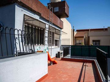 Venta casa 4 dormitorios  en Versalles, con pileta