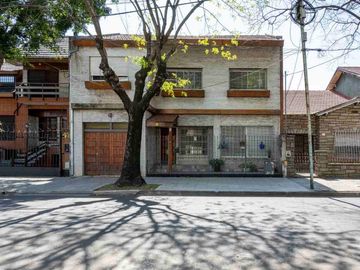 Venta casa 4 dormitorios  en Versalles, con pileta