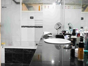 Venta casa 4 dormitorios  en Versalles, con pileta