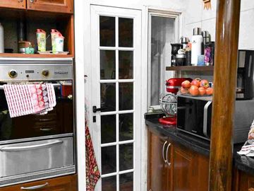 Venta casa 4 dormitorios  en Versalles, con pileta