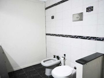 Venta casa 4 dormitorios  en Versalles, con pileta