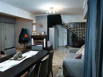 Venta casa 4 dormitorios  en Versalles, con pileta