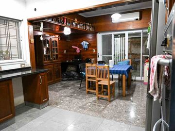 Venta casa 4 dormitorios  en Versalles, con pileta