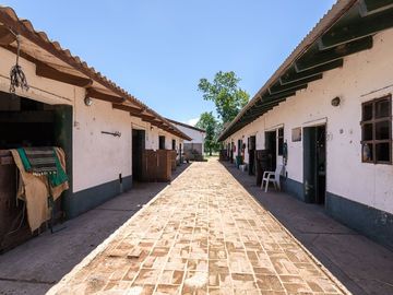 VENTA CASA HARAS SANTA MARIA, BARRIO LAS LOMAS.