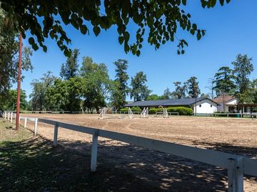 VENTA CASA HARAS SANTA MARIA, BARRIO LAS LOMAS.