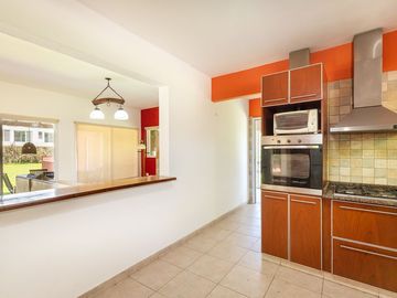 VENTA CASA HARAS SANTA MARIA, BARRIO LAS LOMAS.