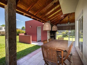 VENTA CASA HARAS SANTA MARIA, BARRIO LAS LOMAS.