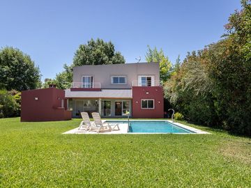 VENTA CASA HARAS SANTA MARIA, BARRIO LAS LOMAS.