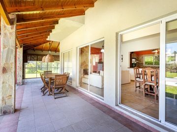 VENTA CASA HARAS SANTA MARIA, BARRIO LAS LOMAS.