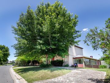 VENTA CASA HARAS SANTA MARIA, BARRIO LAS LOMAS.