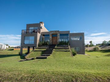 Casa en  COSTA ESMERALDA PILETA CLIMATIZADA 12 PERSONAS