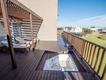 Casa en  COSTA ESMERALDA PILETA CLIMATIZADA 12 PERSONAS