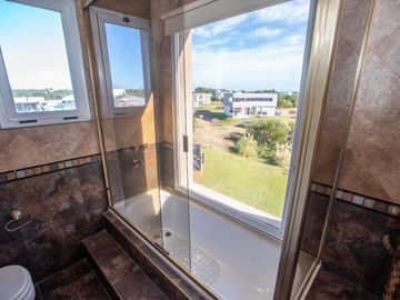 Casa en  COSTA ESMERALDA PILETA CLIMATIZADA 12 PERSONAS