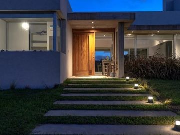 CASA DE 3 DORMITORIOS, EN BARRIO RESIDENCIAL 1 193 COSTA ESMERALDA