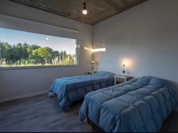 CASA DE 3 DORMITORIOS, EN BARRIO RESIDENCIAL 1 193 COSTA ESMERALDA
