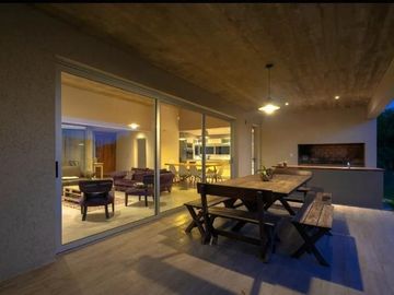 CASA DE 3 DORMITORIOS, EN BARRIO RESIDENCIAL 1 193 COSTA ESMERALDA