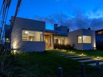 CASA DE 3 DORMITORIOS, EN BARRIO RESIDENCIAL 1 193 COSTA ESMERALDA