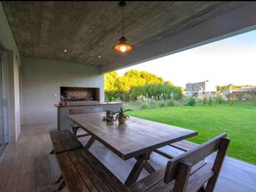CASA DE 3 DORMITORIOS, EN BARRIO RESIDENCIAL 1 193 COSTA ESMERALDA