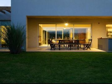 CASA DE 3 DORMITORIOS, EN BARRIO RESIDENCIAL 1 193 COSTA ESMERALDA