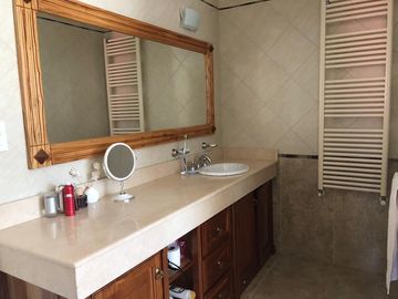 Casa De 5 Dormitorios Y 4 Baños La Herradura