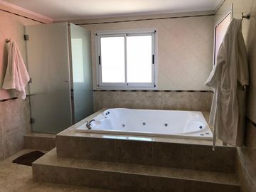 Casa De 5 Dormitorios Y 4 Baños La Herradura