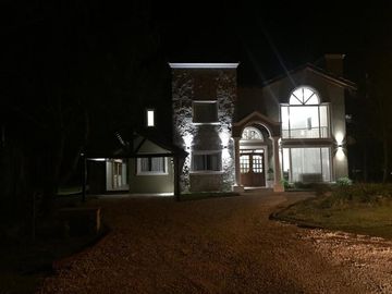 Casa De 5 Dormitorios Y 4 Baños La Herradura