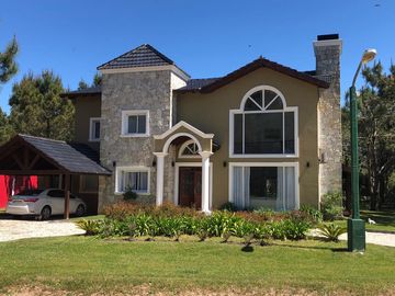 Casa De 5 Dormitorios Y 4 Baños La Herradura