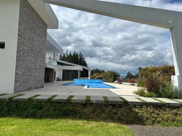 VENTA CASA, 3 DORMITORIOS / ESTUDIO, NAYON, EN URBANIZACIÓN