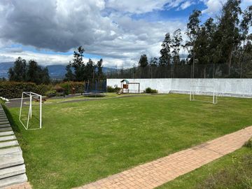 VENTA CASA, 3 DORMITORIOS / ESTUDIO, NAYON, EN URBANIZACIÓN