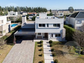 Casa en venta - Barrio Don Joaquin, Canning