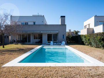Casa en venta - Barrio Don Joaquin, Canning