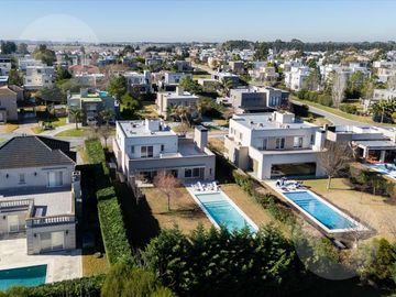 Casa en venta - Barrio Don Joaquin, Canning