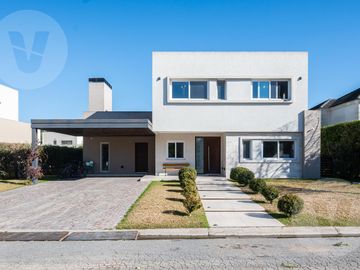 Casa en venta - Barrio Don Joaquin, Canning