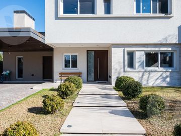 Casa en venta - Barrio Don Joaquin, Canning
