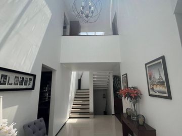 Casa en Venta en Aqua 1, construida en el terreno más grande del fraccionamiento