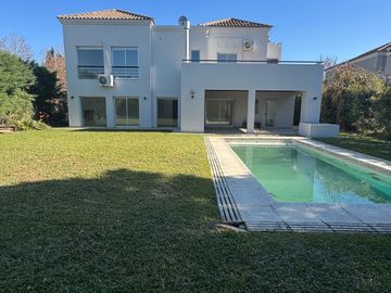 Casa en Barrio cerrado La Alameda