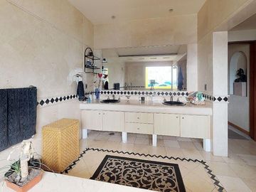 Venta de Casa con Alberca en Pedregal