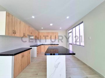 VENTA DE CASA DE ESTRENO EN TACNA