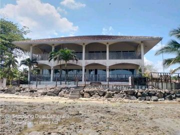 SE VENDE VILLA DE LUJO CON 4 REC.FRENTE AL MAR EN MARIA CHIQUITA
