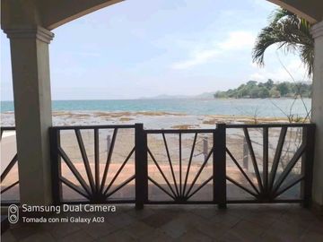 SE VENDE VILLA DE LUJO CON 4 REC.FRENTE AL MAR EN MARIA CHIQUITA