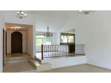 SE VENDE VILLA DE 3 REC.CON VISTA A LA NATURALEZA EN TUCAN, COCOLI(NZ)