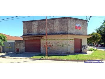 Casa de 3 ambientes con local comercial sobre excelente ubicación.