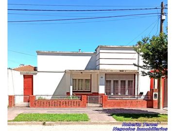 Casa de 3 ambientes con local comercial sobre excelente ubicación.