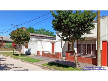 Casa de 3 ambientes con local comercial sobre excelente ubicación.