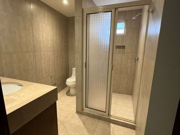 🏡 Venta de casa en esquina  remodelada para inversión
