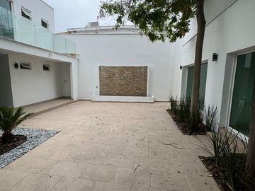 🏡 Venta de casa en esquina  remodelada para inversión