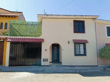 EN VENTA CASA EN CALLE BUGAMBILIA